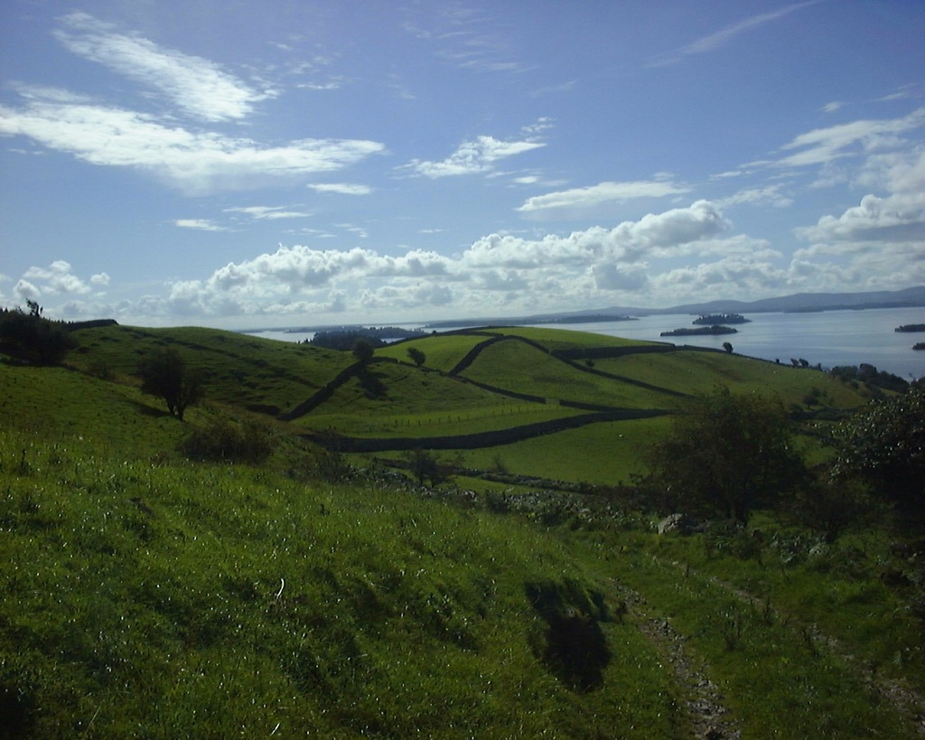 17-irland-steinmauer-huegel